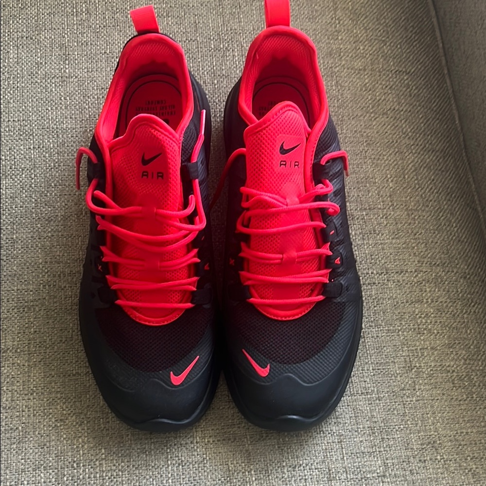 Nike Men's Black and Red Athletic Shoes